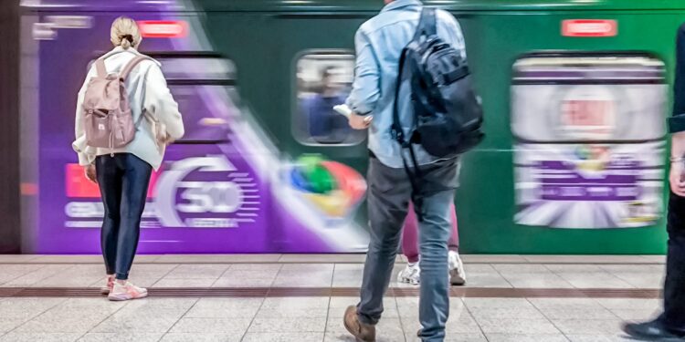 Ποινική δίωξη σε ελεγκτή του μετρό που ζητούσε χρήματα από επιβάτες για να μην βεβαιώνει πρόστιμα - ertnews.gr