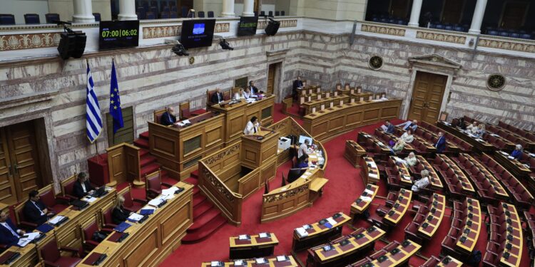Βουλή: Ψηφίστηκε κατά πλειοψηφία το νομοσχέδιο για τη Μετανάστευση και το Άσυλο