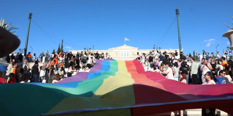 Athens Pride 2026: Γέμισε χρώμα το κέντρο της Αθήνας - Χιλιάδες άνθρωποι έδωσαν δυναμικό παρών - ertnews.gr