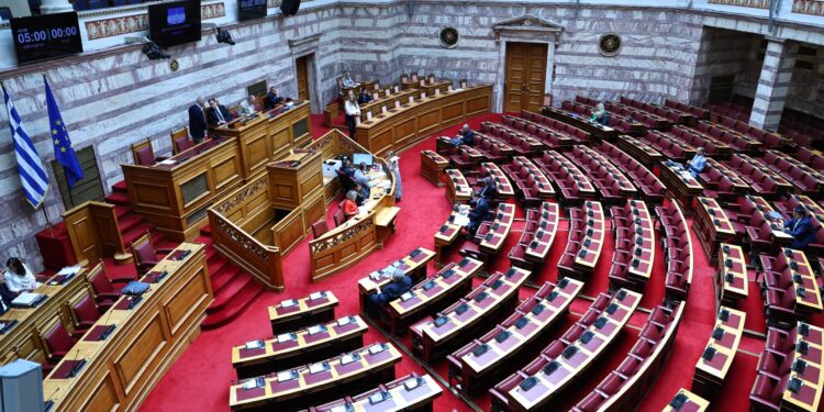 Το θέμα των γυναικοκτονιών στη Βουλή: Βαθύτερη κοινωνική συζήτηση ζητούν οι βουλευτές