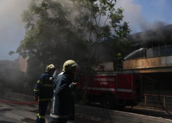 Υπό έλεγχο η μεγάλη φωτιά σε εργοστάσιο στο Αιγάλεω – Από τύχη δεν υπήρξαν τραυματίες μετά την κατάρρευση της οροφής - ertnews.gr
