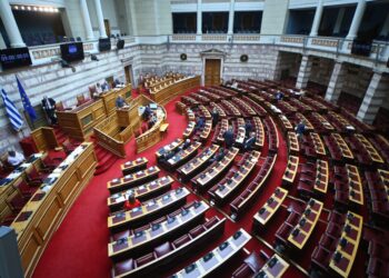 Αντιπαράθεση στη Βουλή για τη ρύθμιση για κόκκινα δάνεια - Πυρά αντιπολίτευσης κατά κυβέρνησης