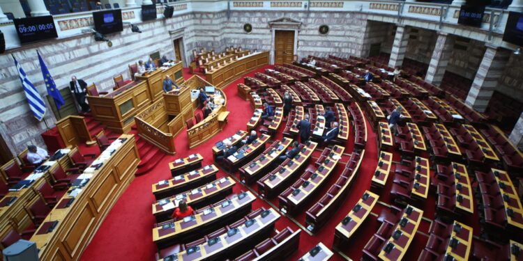 Αντιπαράθεση στη Βουλή για τη ρύθμιση για κόκκινα δάνεια - Πυρά αντιπολίτευσης κατά κυβέρνησης