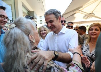 Περιοδεία Μητσοτάκη στη Νέα Σμύρνη μετά την εκδήλωση «Greece in Orbit»