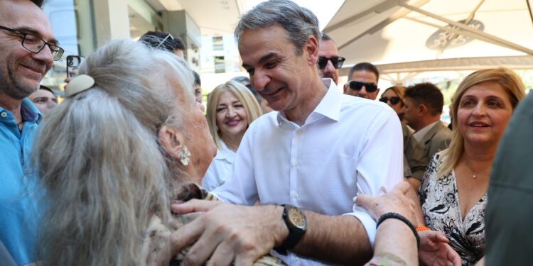 Περιοδεία Μητσοτάκη στη Νέα Σμύρνη μετά την εκδήλωση «Greece in Orbit»