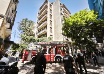 Υπό έλεγχο η φωτιά που ξέσπασε σε ισόγειο ξενοδοχείου στην Ομόνοια - Στο νοσοκομείο ένας εγκαυματίας - ertnews.gr