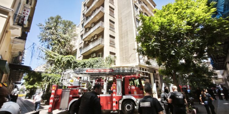 Υπό έλεγχο η φωτιά που ξέσπασε σε ισόγειο ξενοδοχείου στην Ομόνοια - Στο νοσοκομείο ένας εγκαυματίας - ertnews.gr