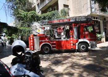 Φωτιά σε ξενοδοχείο στην Ομόνοια: Διασωληνωμένος ο πολυεγκαυματίας μετά την έκρηξη ηλεκτρικού πατινιού