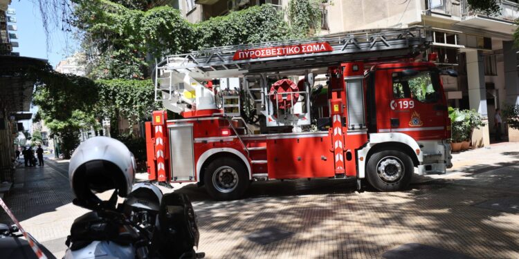Φωτιά σε ξενοδοχείο στην Ομόνοια: Διασωληνωμένος ο πολυεγκαυματίας μετά την έκρηξη ηλεκτρικού πατινιού