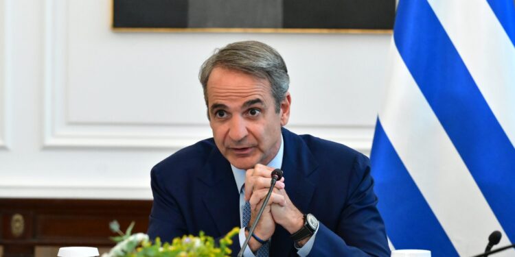 Μητσοτάκης στο υπουργικό: Αναμένεται περαιτέρω πτώση στις τιμές της βενζίνης - Έχουμε σημαντικά ορόσημα το επόμενο εξάμηνο