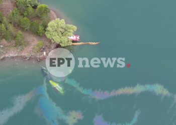 Σε εξέλιξη για έκτη ημέρα η επιχείρηση ανέλκυσης του πυροσβεστικού ελικοπτέρου από τη λίμνη Αώου