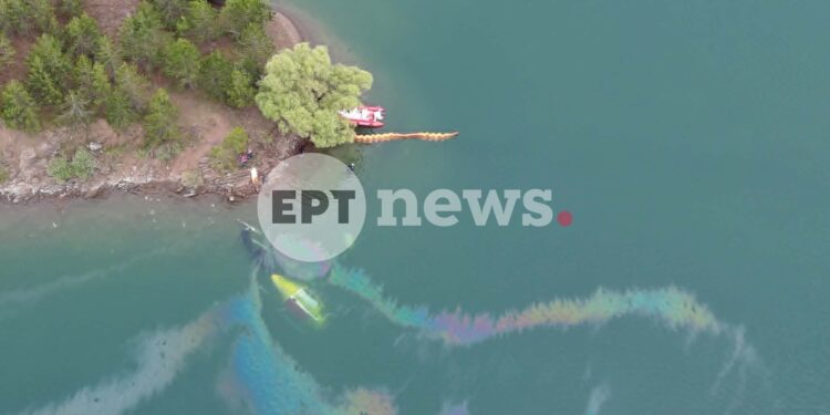 Σε εξέλιξη για έκτη ημέρα η επιχείρηση ανέλκυσης του πυροσβεστικού ελικοπτέρου από τη λίμνη Αώου