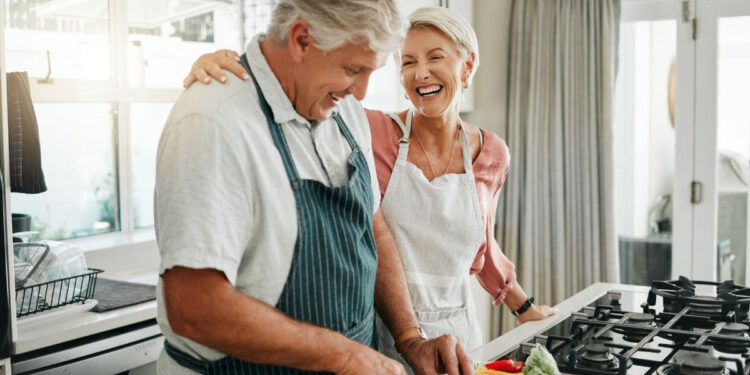 Σταματήστε το delivery, ανοίξτε την κουζίνα: Η καθημερινή συνήθεια που προστατεύει τον εγκέφαλο από την άνοια