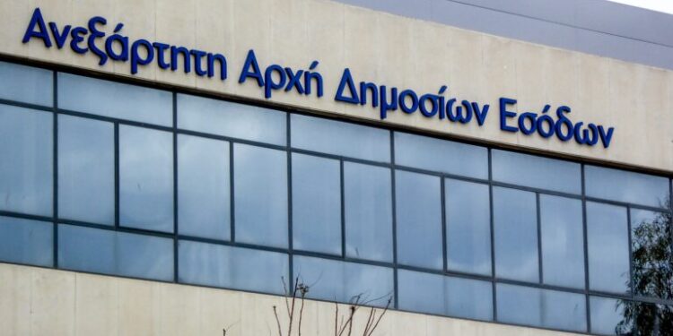 Φορολογική ενημερότητα: Τι αλλάζει στις περιπτώσεις είσπραξης χρημάτων από το Δημόσιο και τις μεταβιβάσεις ακινήτων