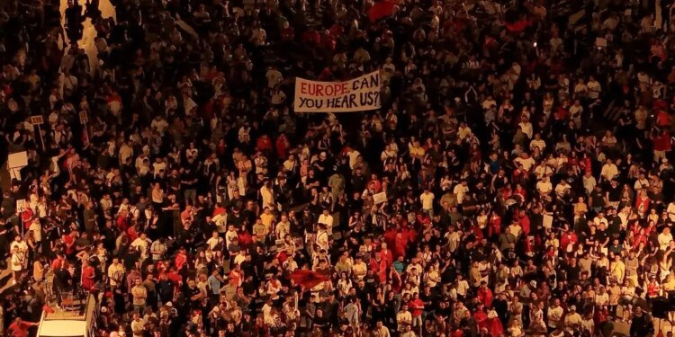 Αλβανία: Διώξεις σε διαδηλωτές για τον αποκλεισμό αυτοκινητοδρόμου κατά τις διαμαρτυρίες για το τουριστικό σχέδιο του γαμπρού του Τραμπ
