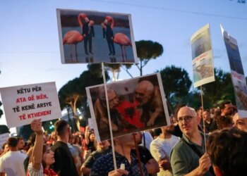 Politico: Πώς ο γαμπρός του Ντόναλντ Τραμπ πυροδότησε κατά λάθος μια αλβανική εξέγερση