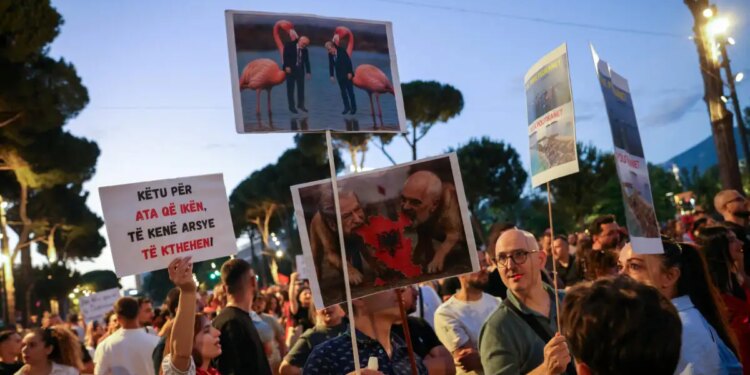 Politico: Πώς ο γαμπρός του Ντόναλντ Τραμπ πυροδότησε κατά λάθος μια αλβανική εξέγερση
