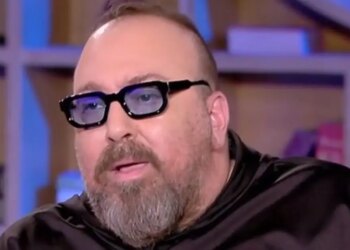 Γιώργος Αλκαίος: «Άμα πω την ιστορία με τη Ρούλα Κορομηλά, έπρεπε κανονικά να μην ξαναπαίξω στην τηλεόραση»