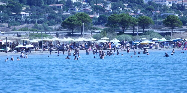 Παράνομη κατάληψη παραλίας στην Ανάβυσσο: 72χρονος είχε τοποθετήσει παράνομα 200 ομπρέλες και 400 ξαπλώστρες - ertnews.gr