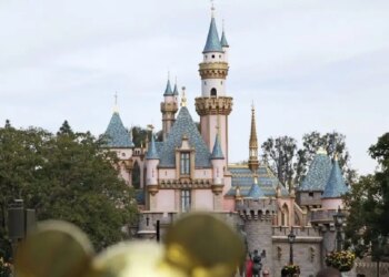 Η στιγμή που 13χρονος πέφτει από παιχνίδι στη Disneyland σε καταρράκτη 15 μέτρων