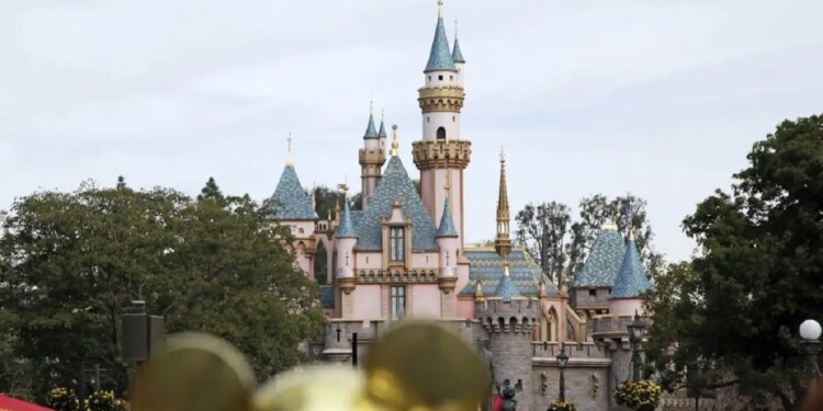 Η στιγμή που 13χρονος πέφτει από παιχνίδι στη Disneyland σε καταρράκτη 15 μέτρων