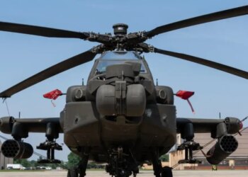 Ελικόπτερο τύπου Apache συνετρίβη στα Στενά του Ορμούζ - Σώοι και οι δύο πιλότοι λέει ο Τραμπ