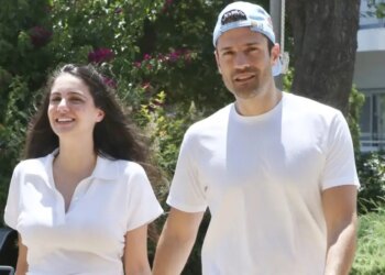 Κωνσταντίνος Αργυρός και Αλεξάνδρα Νίκα: Οι πρώτες εικόνες την ώρα που βγαίνουν από το μαιευτήριο