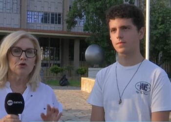 Ο αριστούχος των Πανελλαδικών από την Πάτρα αποκαλύπτει στο ΕΡΤnews το «μυστικό» της επιτυχίας: «Το διάβασμα παίζει τον ίδιο ρόλο με την ξεκούραση»