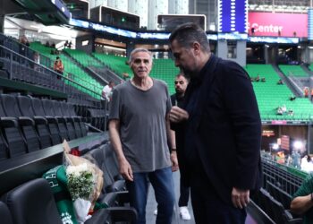 Ο Χρήστος Μπαφές άφησε λουλούδια στη μνήμη του Παύλου Γιαννακόπουλου - www.ertsports.gr