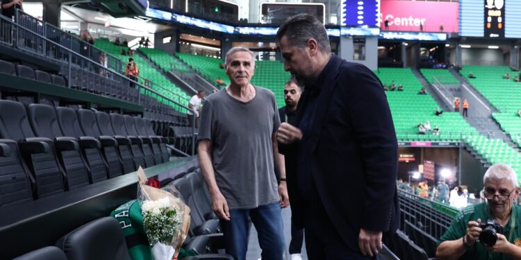 Ο Χρήστος Μπαφές άφησε λουλούδια στη μνήμη του Παύλου Γιαννακόπουλου - www.ertsports.gr