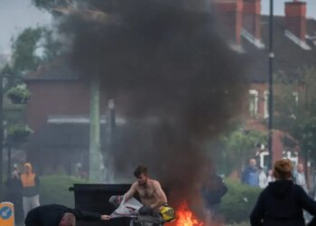 Μπέλφαστ: Στο ίδιο κτίριο έμενε ο Σομαλός με τον 40χρονο που προσπάθησε να αποκεφαλίσει - Βομβαρδισμένο τοπίο η πόλη μετά τα επεισόδια