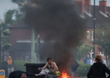 Χάος στο Μπέλφαστ μετά την απόπειρα αποκεφαλισμού από Σουδανό - Φωτιές, συγκρούσεις και κυνηγητό στους δρόμους