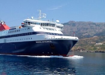Στο Λαύριο το Blue Star 2 – Παρέκκλιση δρομολογίου και επιβίβαση πυροτεχνουργών