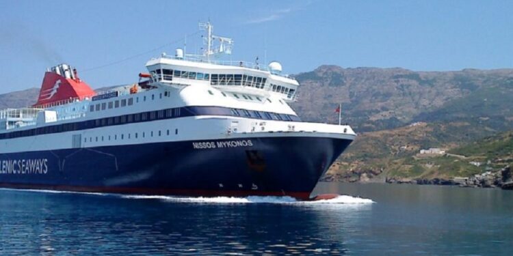 Στο Λαύριο το Blue Star 2 – Παρέκκλιση δρομολογίου και επιβίβαση πυροτεχνουργών