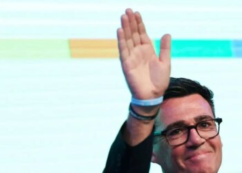 Ο δήμαρχος του Μάντσεστερ Άντι Μπέρναμ εξελέγη βουλευτής των Εργατικών και βάζει μπροστά το σχέδιο να ανατρέψει τον Κιρ Στάρμερ