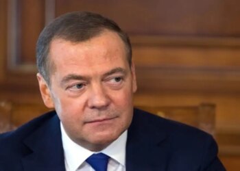Ο Μεντβέντεφ δημοσίευσε ΑΙ βίντεο που τον δείχνει να καταστρέφει φωτογραφίες των Μερτς, Στάρμερ και Φον ντερ Λάιεν