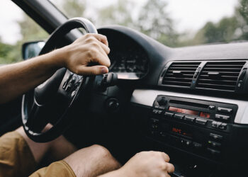 Τα SUV «εξαφανίζουν» θέσεις στάθμευσης στις ευρωπαϊκές πόλεις – Έως και 14% λιγότερες θέσεις έως το 2040
