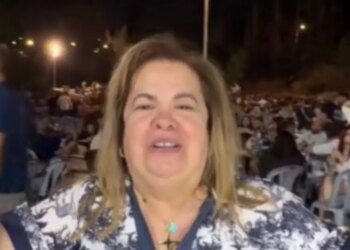 Η Έφη Θώδη τραγούδησε το «Αιγαίο»: «Άννα Βίσση, σε περιμένω στο πανηγύρι μου»