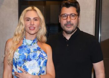 Ο Λάμπρος Κωνσταντάρας βιντεοσκοπεί την Έλενα Τσαγκρινού να τραγουδά δίπλα στην πισίνα του