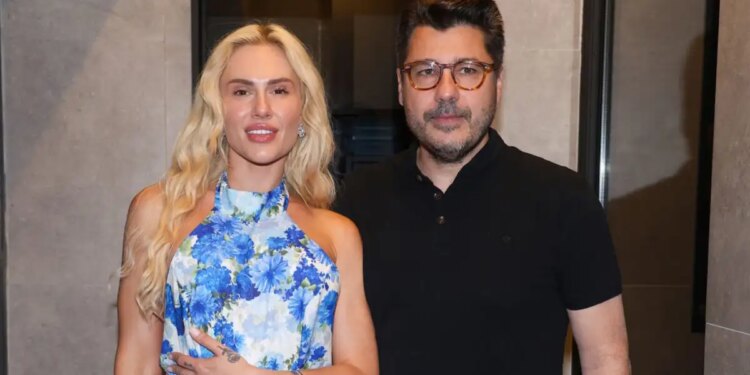 Ο Λάμπρος Κωνσταντάρας βιντεοσκοπεί την Έλενα Τσαγκρινού να τραγουδά δίπλα στην πισίνα του