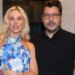 Ο Λάμπρος Κωνσταντάρας βιντεοσκοπεί την Έλενα Τσαγκρινού να τραγουδά δίπλα στην πισίνα του