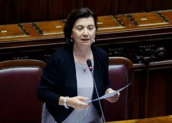 Ιταλία: Αγωνία για τον σύζυγο της υπουργού Οικογένειας που αγνοείται αφού βούτηξε σε λίμνη
