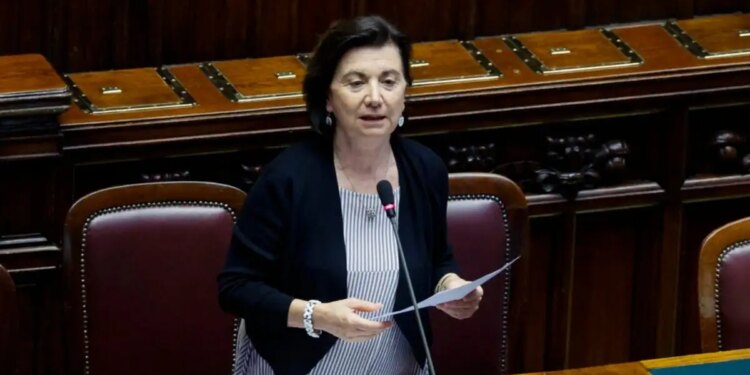 Ιταλία: Αγωνία για τον σύζυγο της υπουργού Οικογένειας που αγνοείται αφού βούτηξε σε λίμνη