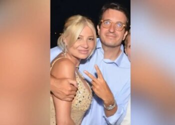 Η Φαίη Σκορδά στην αγκαλιά του Αλέξανδρου Αθανασιάδη στο γαμήλιο πάρτι της Αθηνάς Οικονομάκου