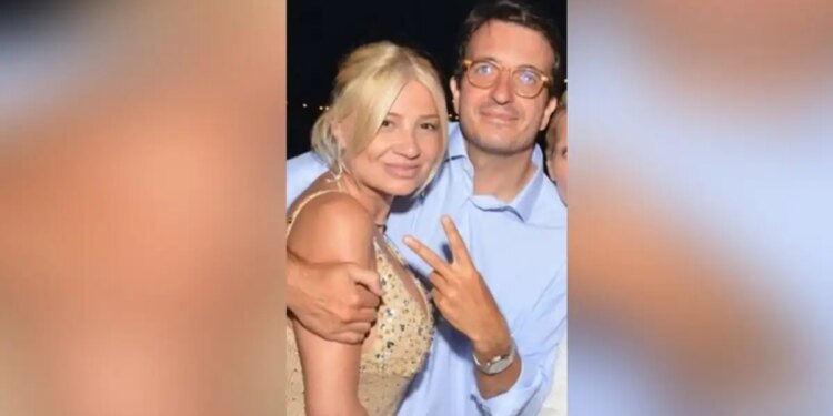 Η Φαίη Σκορδά στην αγκαλιά του Αλέξανδρου Αθανασιάδη στο γαμήλιο πάρτι της Αθηνάς Οικονομάκου