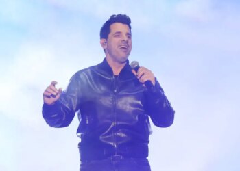 Θοδωρής Φέρρης: «Λύγισε» επί σκηνής με την αποθέωση για δεύτερη συνεχόμενη μέρα στο Κατράκειο
