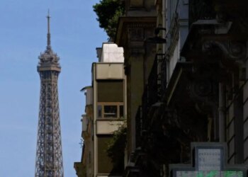 Ο καύσωνας «γονατίζει» την Ευρώπη: 150 εκατ. πολίτες στο έλεος της ζέστης - Πνίγονται για να δροσιστούν στη Γαλλία, 55 οι νεκροί