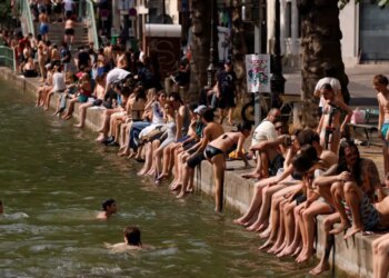 «Λιώνει» η Ευρώπη από τον καύσωνα: «Ανάσες δροσιές» από τα 40άρια αναζητούν οι Γάλλοι - Ακραία ζέστη σε Βρετανία, Ισπανία, Γερμανία