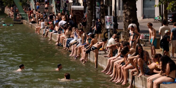 «Λιώνει» η Ευρώπη από τον καύσωνα: «Ανάσες δροσιές» από τα 40άρια αναζητούν οι Γάλλοι - Ακραία ζέστη σε Βρετανία, Ισπανία, Γερμανία