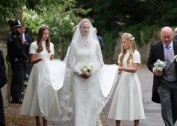 Βρετανία: Ο εντυπωσιακός γάμος του μεγαλύτερου εγγονού της βασίλισσας Ελισάβετ - Το εκθαμβωτικό νυφικό και η Κέιτ Μίντλετον που κλέβει την παράσταση